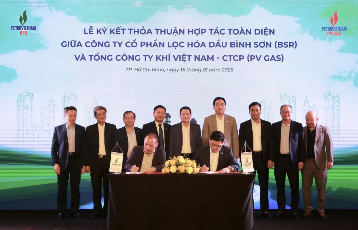 Ông Trần Thái Bảo - Phó Tổng Giám đốc BSR và ông Nguyễn Phúc Tuệ - Phó Tổng Giám đốc PV GAS đại diện BSR và PV GAS ký kết thỏa thuận hợp tác toàn diện dưới sự chứng kiến của lãnh đạo Petrovietnam và hai đơn vị
