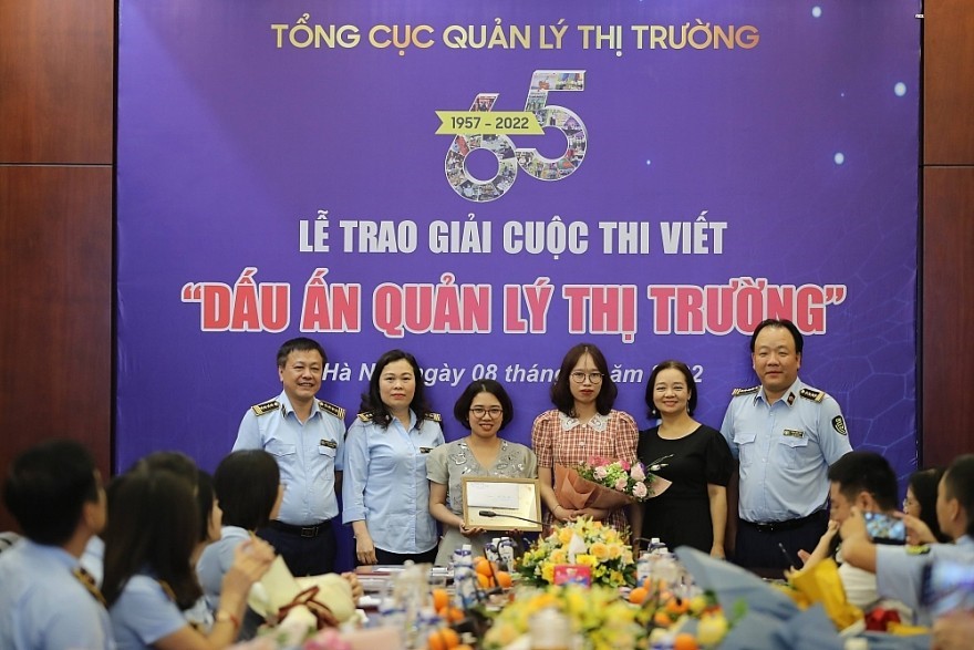 Ban Tổ chức trao hoa và Giấy chứng nhận cho Nhóm tác giả Báo Công Thương đoạt Giải Đặc biệt Cuộc thi viết Dấu ấn Quản lý thị trường