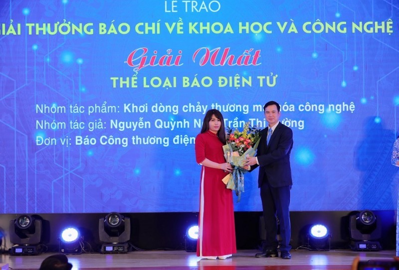 Đại diện nhóm tác giả của Báo Công Thương nhận Giải Nhất Giải thưởng báo chí về khoa học và công nghệ năm 2022