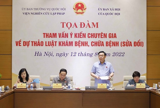 sua luat kham benh chua benh phai giup nganh y te go duoc vuong mac kho khan