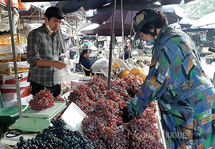 Người tiêu dùng mua trái cây tại chợ đầu mối phía Nam, Hà Nội (ảnh Nguyễn Hạnh)