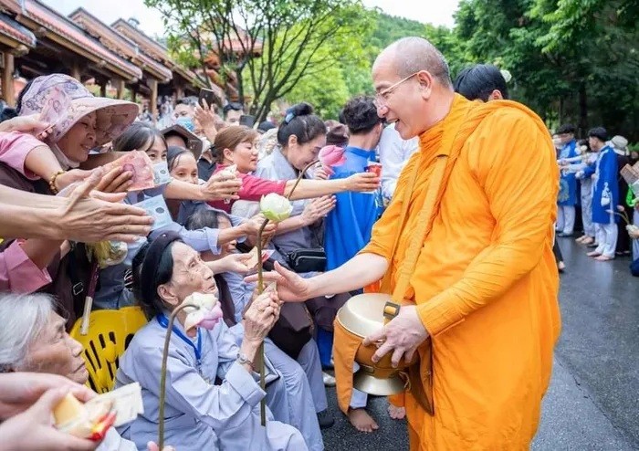 Hình ảnh đưa tiền, vật thực cho các chư tăng ở chùa Ba Vàng (Ảnh Facebook Chùa Ba Vàng)