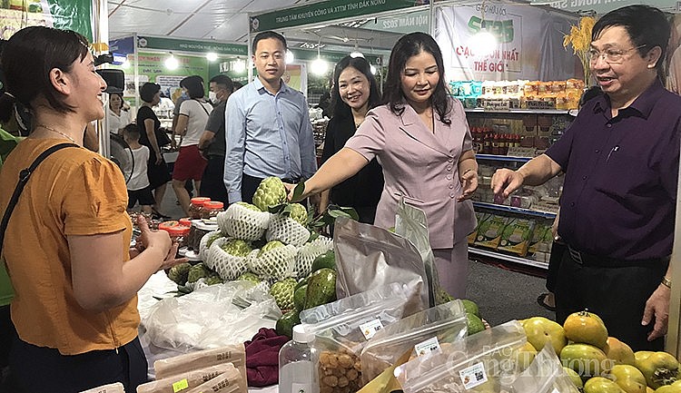 Các đại biểu thăm quan gian hàng