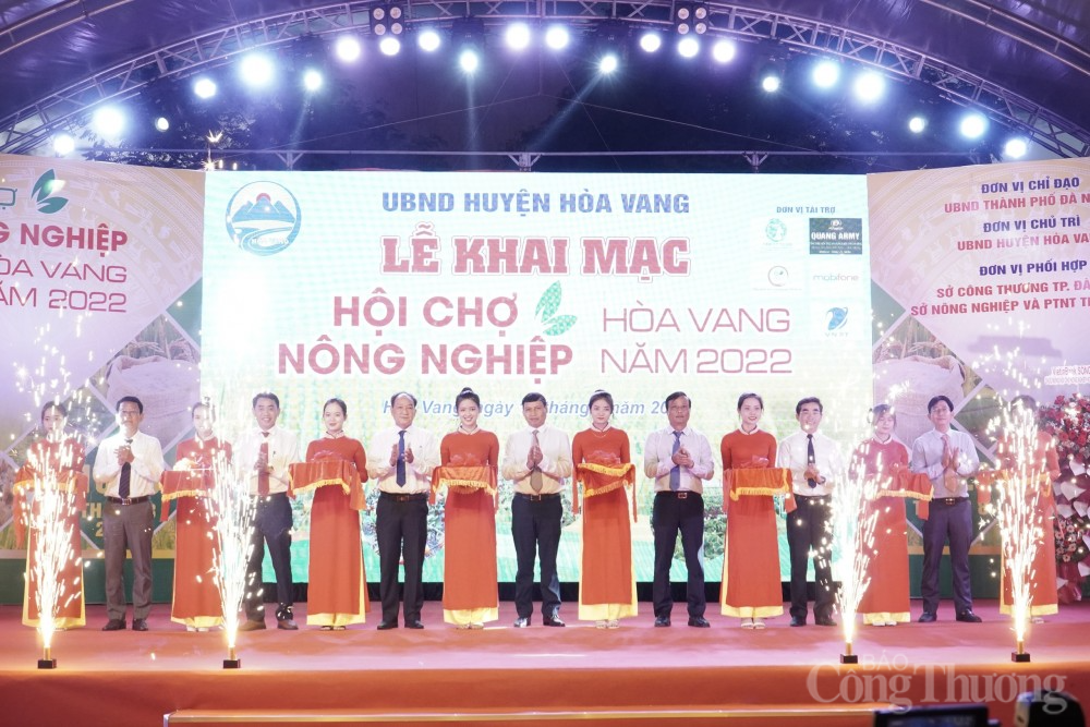 Các đại biểu cắt băng khai mạc Hội chợ Nông nghiệp Hòa Vang năm 2022.