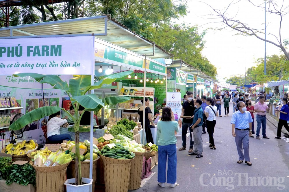 Hội chợ Nông nghiệp Hòa Vang năm 2022 diễn ra trong 03 ngày, từ ngày 18- 20/8 tại Trung tâm Hành chính huyện Hòa Vang (Quốc lộ 14B, thôn Dương Lâm 1 - xã Hòa Phong - huyện Hòa Vang - thành phố Đà Nẵng).