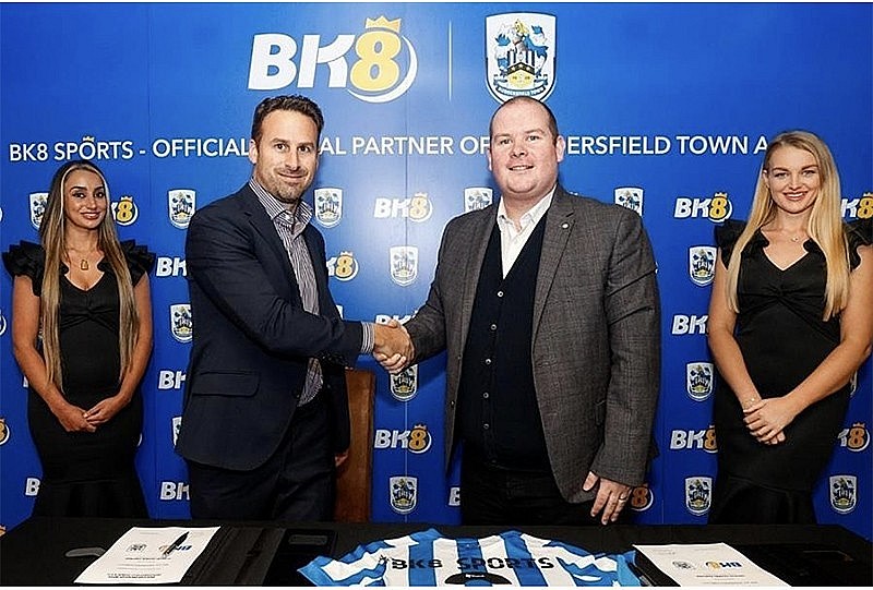 Crystal Palace - Hudderfield Town và Burnley F.C công bố đối tác mùa giải 2022 - 2023