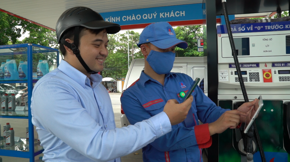 vnpt money tang tien cho khach hang mua xang dau pvoil thuc day thanh toan khong tien mat