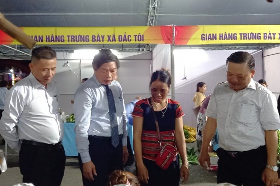 quang nam xuc tien thuong mai tai huyen bien gioi nam giang