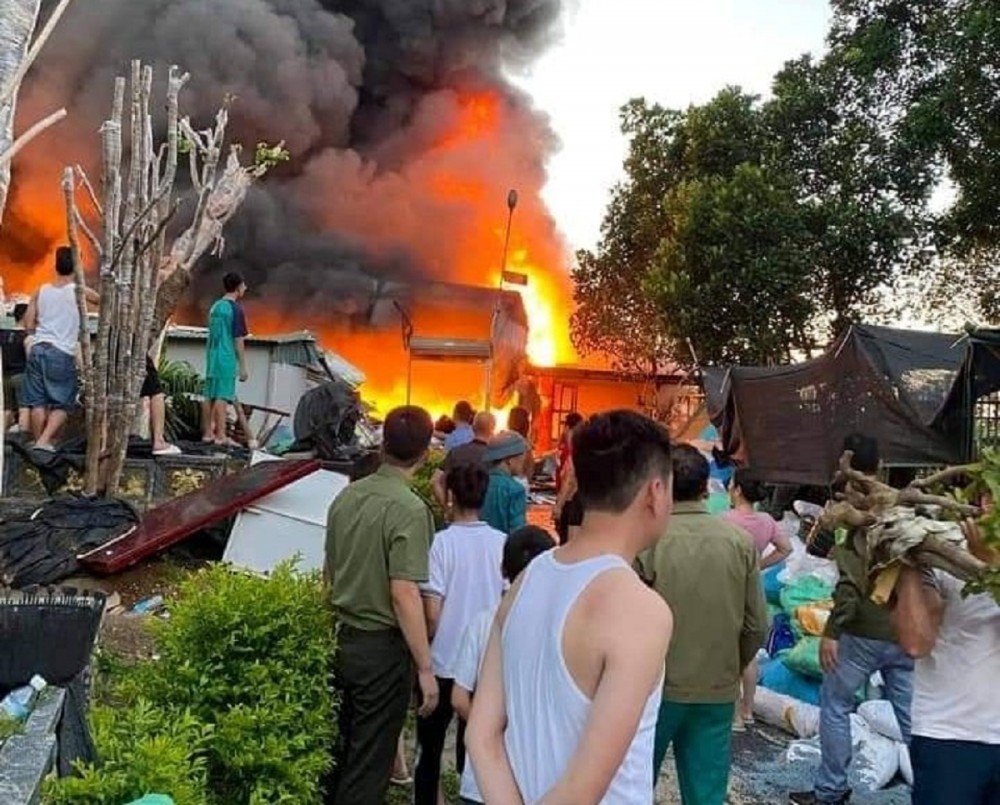 Hiện trường vụ cháy tại cơ sở sản xuất nhựa