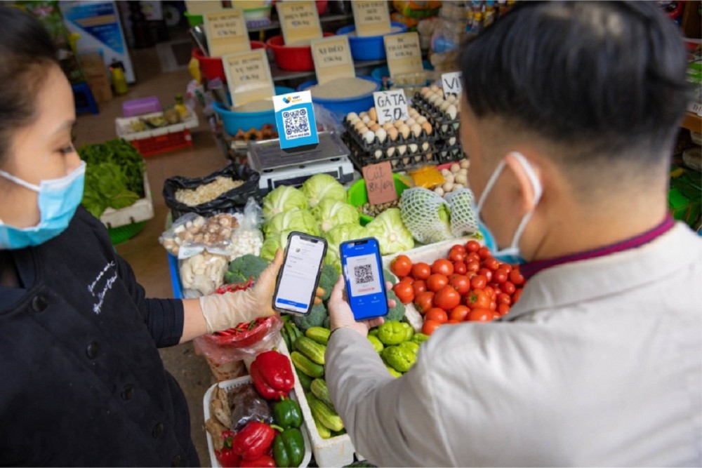 Khách hàng thanh toán qua QR Code tại chợ