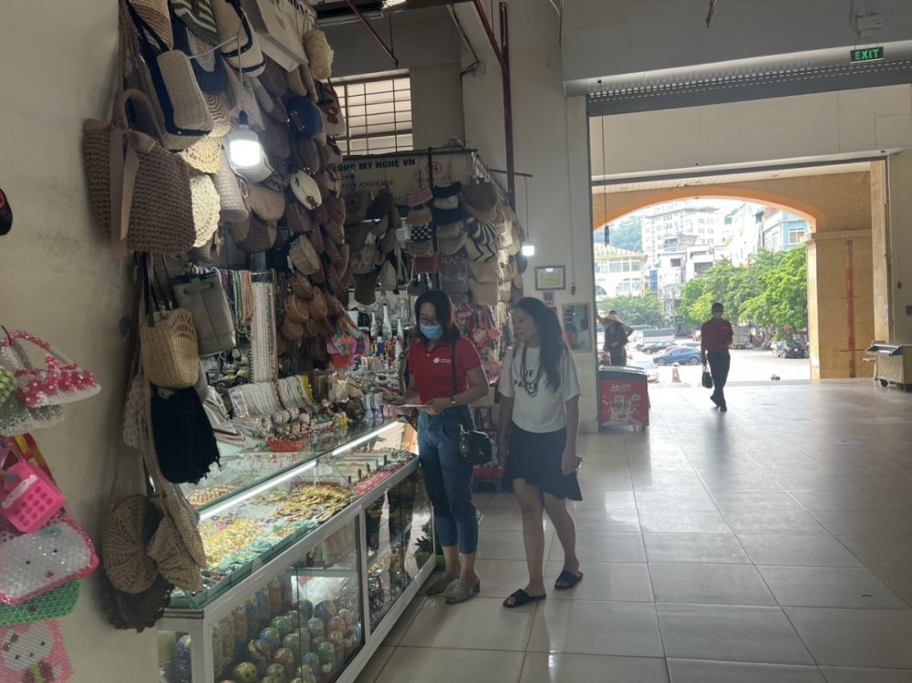 Nhân viên các đơn vị viễn thông, ngân hàng... hướng dẫn cho các tiểu thương tại chợ