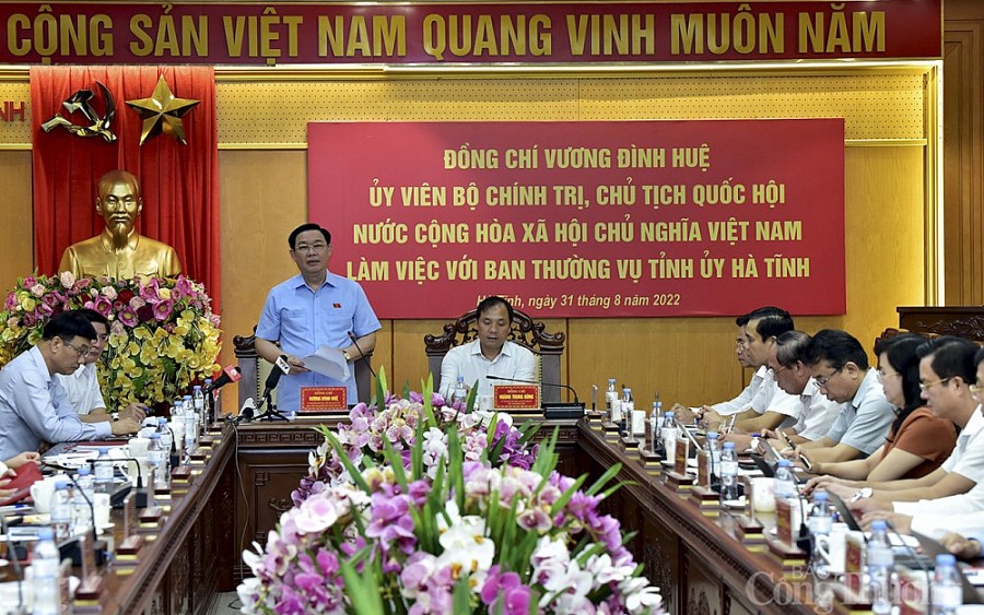 Chủ tịch Quốc hội Vương Đình Huệ làm việc với ban thường vụ tỉnh uỷ Hà Tĩnh