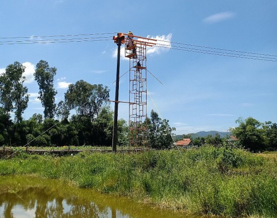 Ngành điện Thừa Thiên Huế:  Sáng tạo trong việc sửa chữa nóng lưới điện bằng giàn giáo cách điện