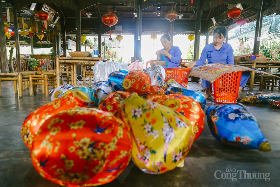 Làng nghề đèn lồng, lân Hội An tất bật dịp Tết Trung thu