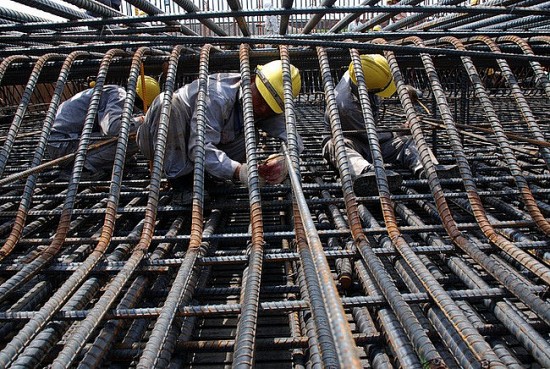 Giá thép hôm nay 1/9: Thép trong nước đồng loạt đổi chiều tăng sốc