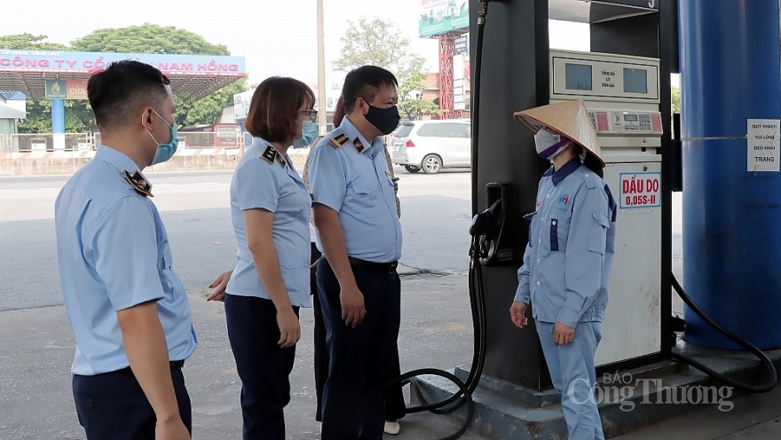 Phó Tổng cục trưởng Tổng cục QLTT Hoàng Ánh Dương giám sát tình hình hoạt động kinh doanh xăng dầu tại CHXD dầu số 2 của Công ty cổ phần Nam Hồng