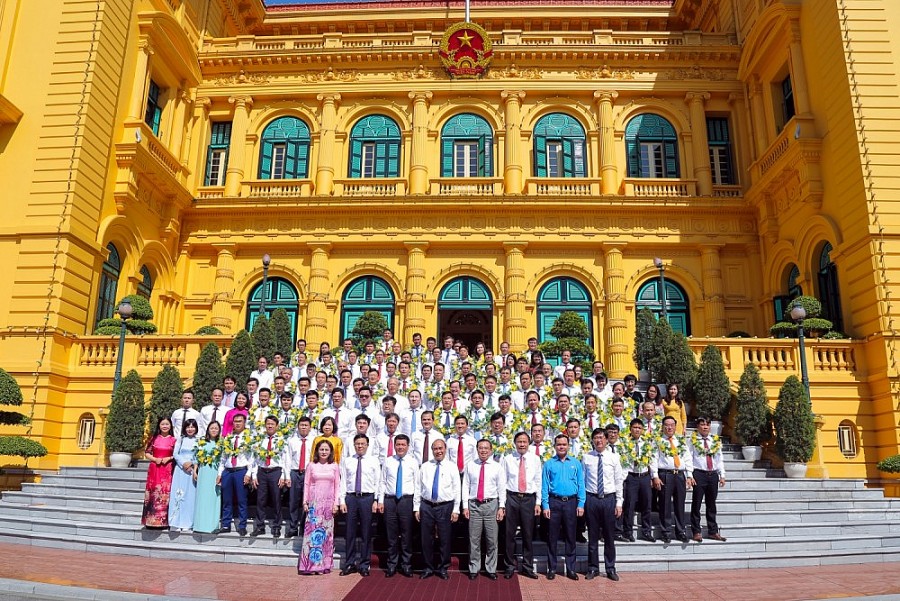 Chủ tịch nước Nguyễn Xuân Phúc với các đại biểu lãnh đạo, cán bộ, người lao động tiêu biểu ngành Dầu khí