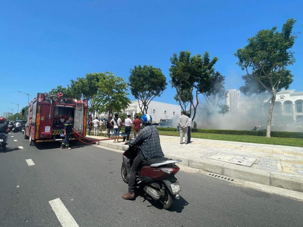 Đà Nẵng: Cháy xe liên hoàn trước nhà hàng tiệc cưới, thiêu rụi nhiều xe ô tô