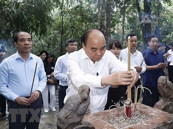 Chủ tịch nước Nguyễn Xuân Phúc cùng đoàn công tác dâng hương tưởng nhớ Chủ tịch Hồ Chí Minh tại Lán Nà Nưa trong Khu di tích lịch sử Quốc gia đặc biệt Tân Trào