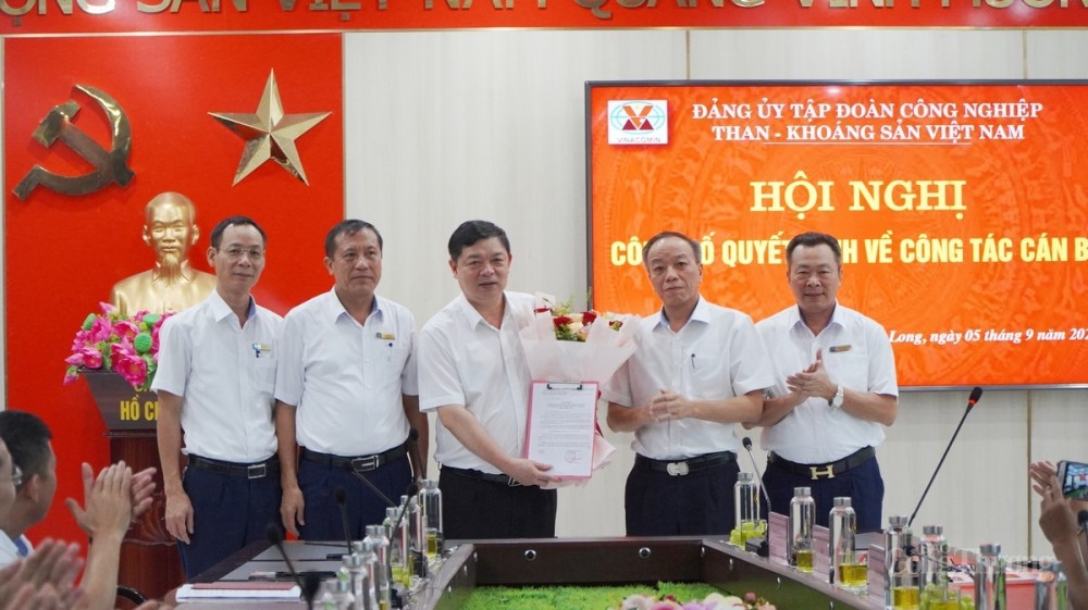 Đồng chí Khuất Mạnh Thắng, Phó Bí thư Thường trực Đảng uỷ Tập đoàn Công nghiệp Than - Khoáng sản Việt Nam đã trao Quyết định chức danh Bí thư Đảng ủy Công ty bổ sung vào nhiệm kỳ 2020-2025  cho đồng chí Phạm Hồng Thanh, Giám đốc Công ty Tuyển Than Hòn Gai