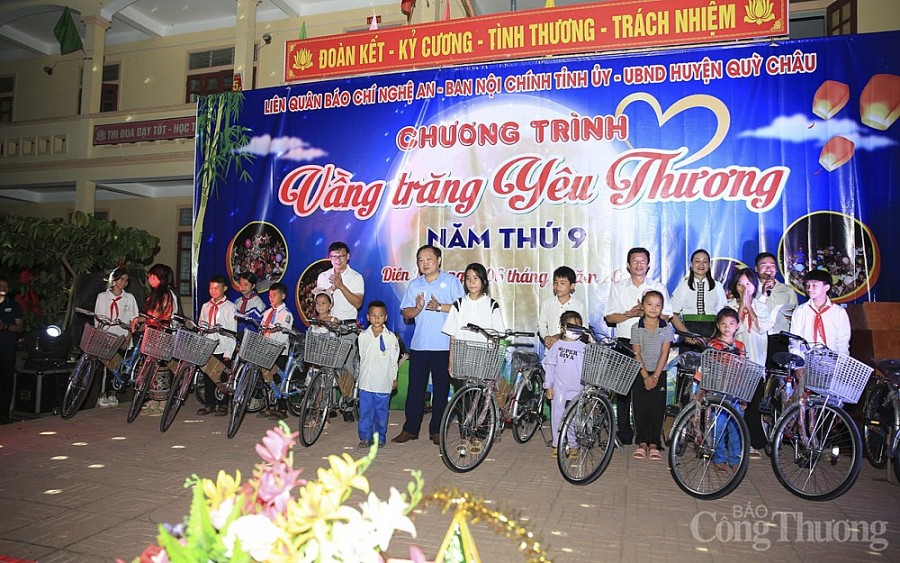 Trung thu sớm đến với hàng trăm trẻ em nghèo miền núi Nghệ An