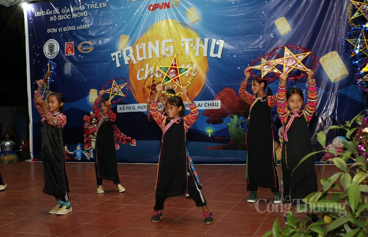 Ấm áp “Trung thu cho em” tại xã vùng biên Pa Ủ Ấm áp “Trung thu cho em” tại xã vùng biên Pa Ủ