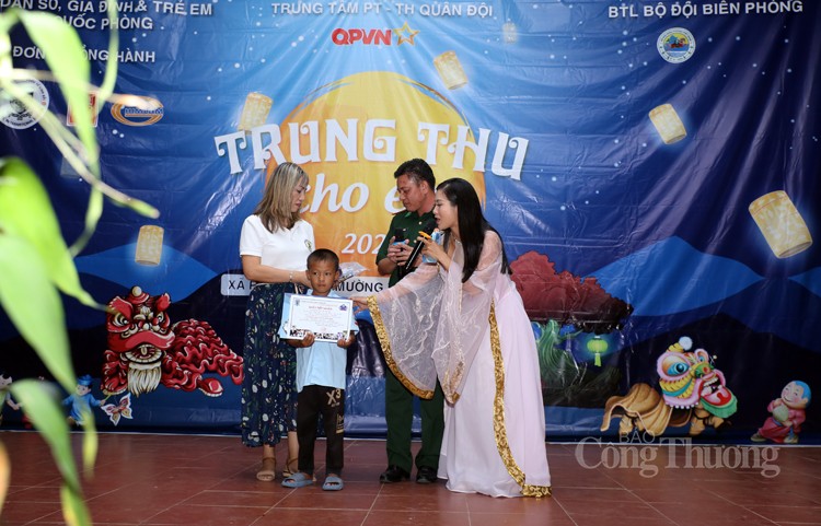 Ấm áp “Trung thu cho em” tại xã vùng biên Pa Ủ Ấm áp “Trung thu cho em” tại xã vùng biên Pa Ủ