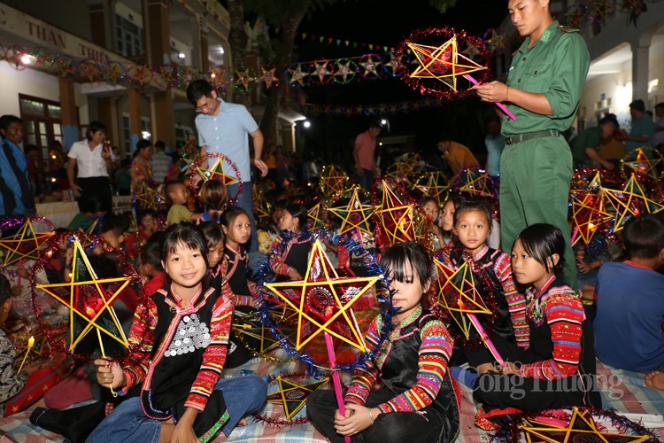 Ấm áp “Trung thu cho em” tại xã vùng biên Pa Ủ Ấm áp “Trung thu cho em” tại xã vùng biên Pa Ủ
