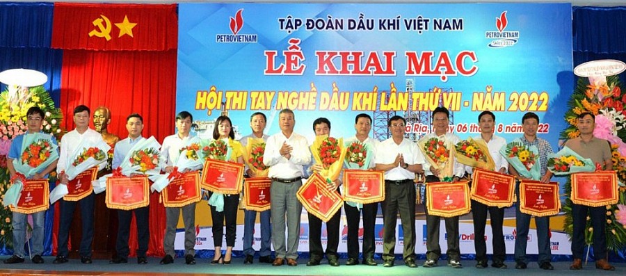 Lãnh đạo Tập đoàn tặng hoa và cờ cho lãnh đạo các đơn vị có thí sinh tham gia