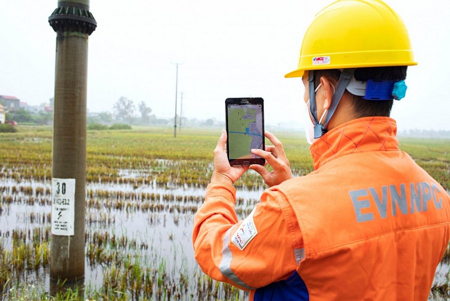 Công nhân Điện lực Thanh Liêm ứng dụng chuyển đổi số trong công tác quản lý kỹ thuật.