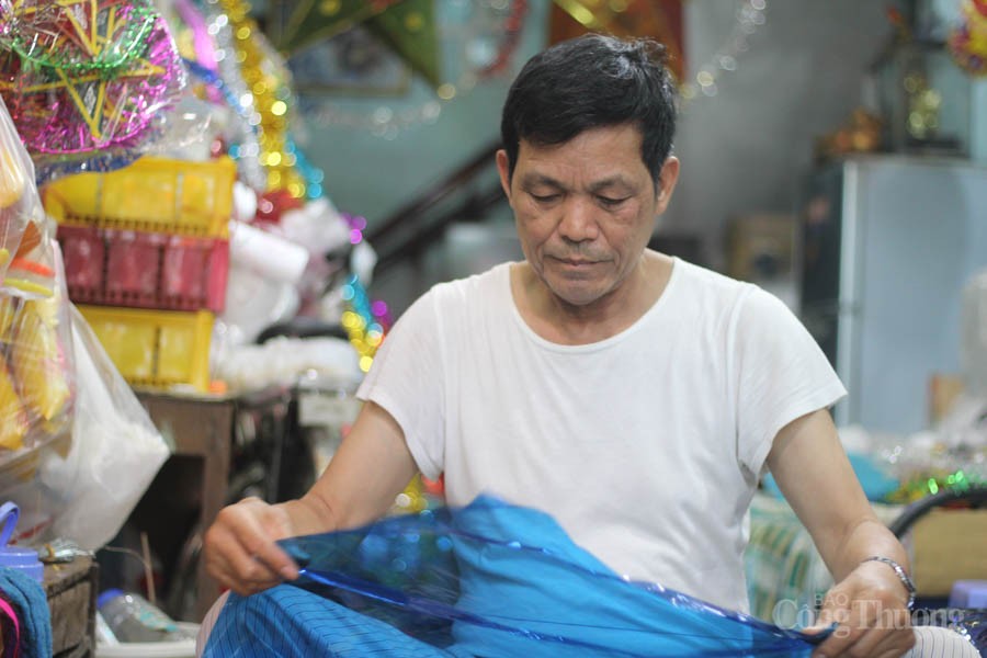 Người hơn 30 năm nặng lòng với đèn trung thu truyền thống