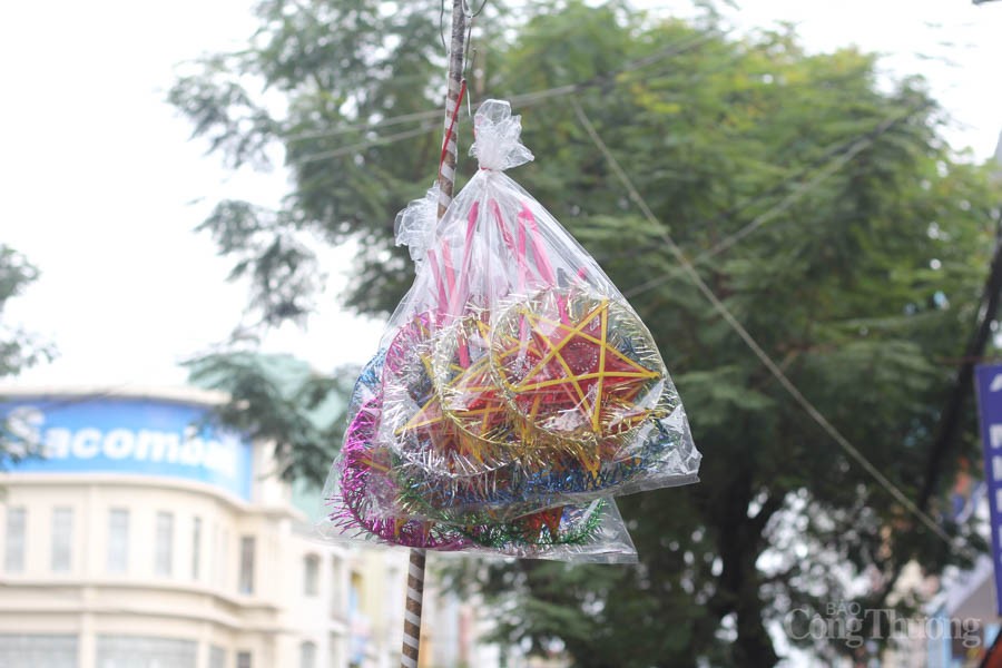 Người hơn 30 năm nặng lòng với đèn trung thu truyền thống