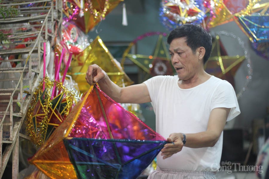Người hơn 30 năm nặng lòng với đèn trung thu truyền thống