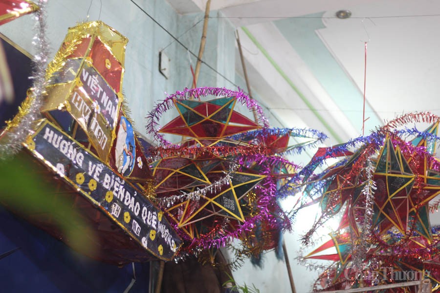 Người hơn 30 năm nặng lòng với đèn trung thu truyền thống
