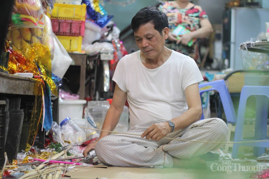 Người hơn 30 năm nặng lòng với đèn trung thu truyền thống