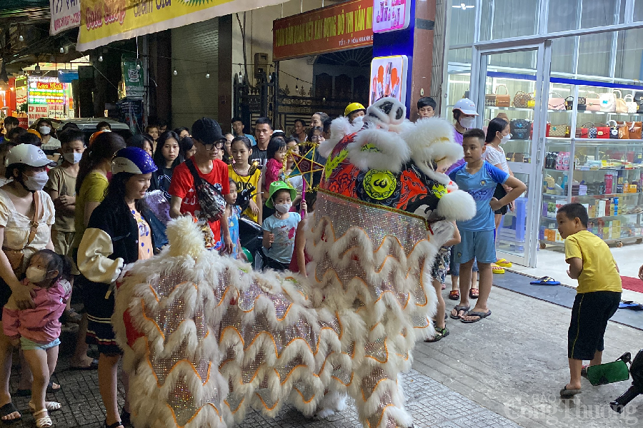Trung thu là Tết đoàn viên, đúng như tên gọi, phụ huynh và các em nhỏ đều đã có một buổi tối vui vẻ khi tham gia thưởng thức múa Lân, giao lưu cùng đoàn Lân và đắm mình vào những hoạt động về đêm tại thành phố. Trung thu là Tết đoàn viên, đúng như tên gọi, phụ huynh và các em nhỏ đều đã có một buổi tối vui vẻ khi tham gia thưởng thức múa Lân, giao lưu cùng đoàn Lân và đắm mình vào những hoạt động về đêm tại thành phố.