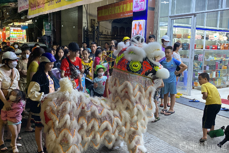 Trung thu là Tết đoàn viên, đúng như tên gọi, phụ huynh và các em nhỏ đều đã có một buổi tối vui vẻ khi tham gia thưởng thức múa Lân, giao lưu cùng đoàn Lân và đắm mình vào những hoạt động về đêm tại thành phố.