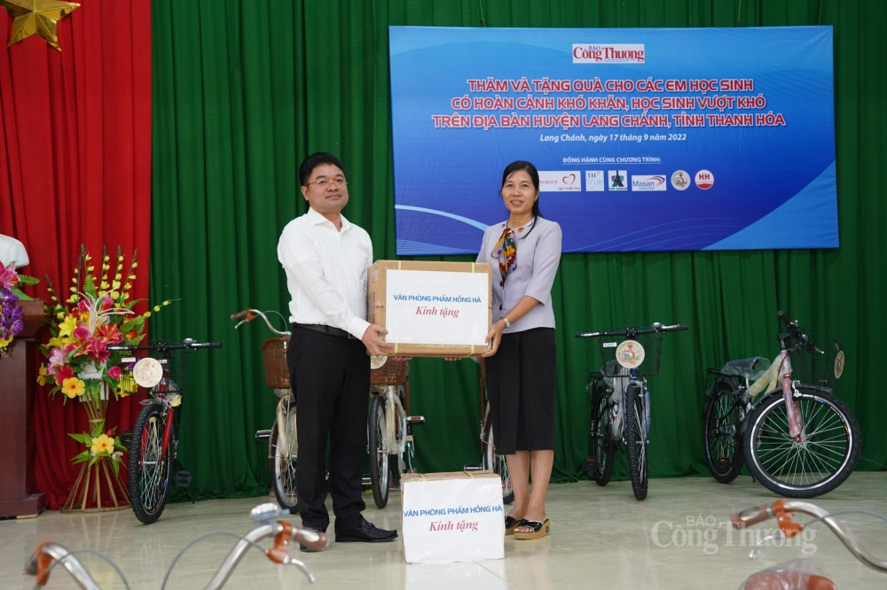 Những chiếc xe đạp "chở niềm vui" đến với học trò vùng sâu tỉnh Thanh Hoá Những chiếc xe đạp "chở niềm vui" đến với học trò vùng sâu tỉnh Thanh Hoá