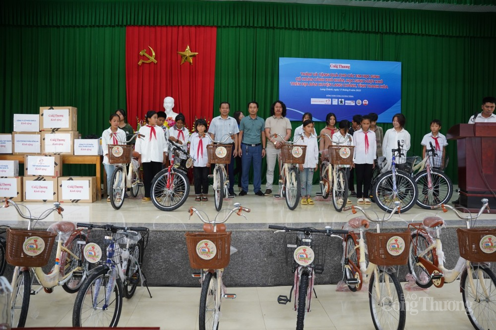 Những chiếc xe đạp "chở niềm vui" đến với học trò vùng sâu tỉnh Thanh Hoá Những chiếc xe đạp "chở niềm vui" đến với học trò vùng sâu tỉnh Thanh Hoá