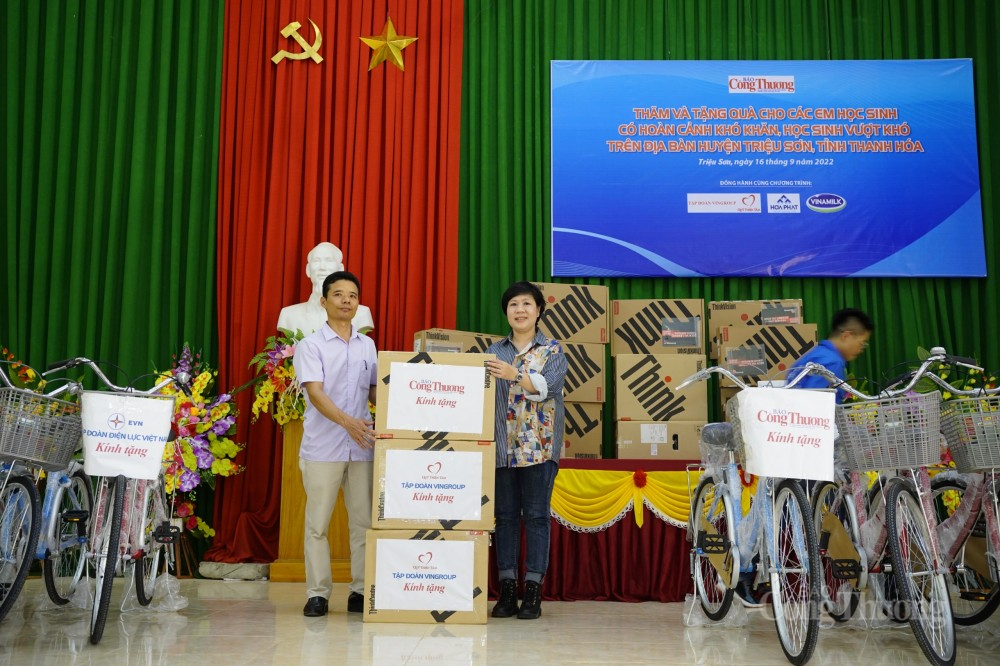 Những chiếc xe đạp "chở niềm vui" đến với học trò vùng sâu tỉnh Thanh Hoá Những chiếc xe đạp "chở niềm vui" đến với học trò vùng sâu tỉnh Thanh Hoá