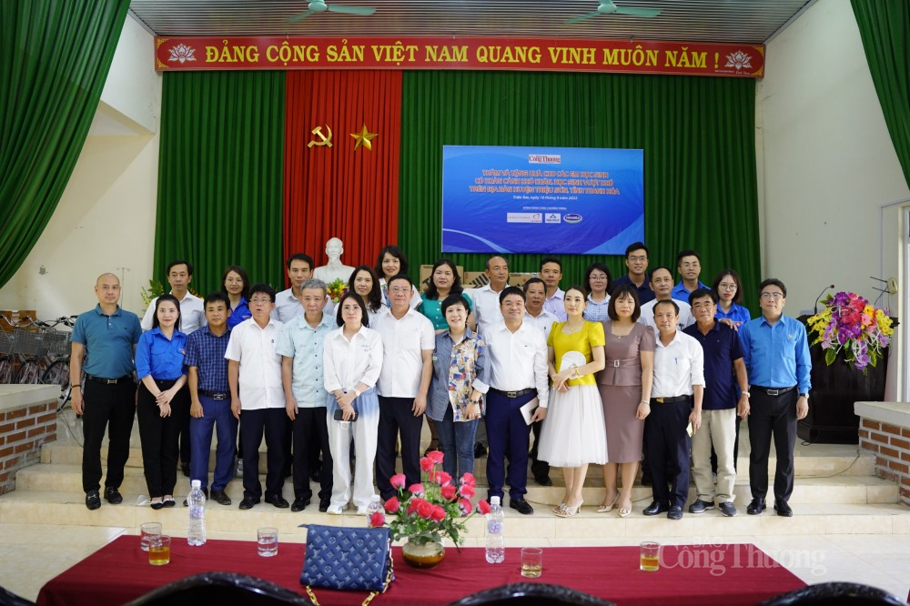 Những chiếc xe đạp "chở niềm vui" đến với học trò vùng sâu tỉnh Thanh Hoá Những chiếc xe đạp "chở niềm vui" đến với học trò vùng sâu tỉnh Thanh Hoá