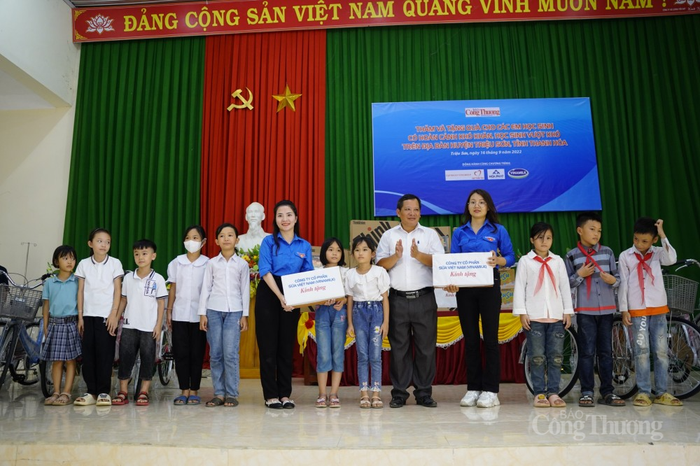 Những chiếc xe đạp "chở niềm vui" đến với học trò vùng sâu tỉnh Thanh Hoá