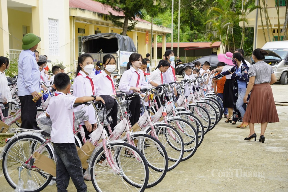 Những chiếc xe đạp "chở niềm vui" đến với học trò vùng sâu tỉnh Thanh Hoá Những chiếc xe đạp "chở niềm vui" đến với học trò vùng sâu tỉnh Thanh Hoá