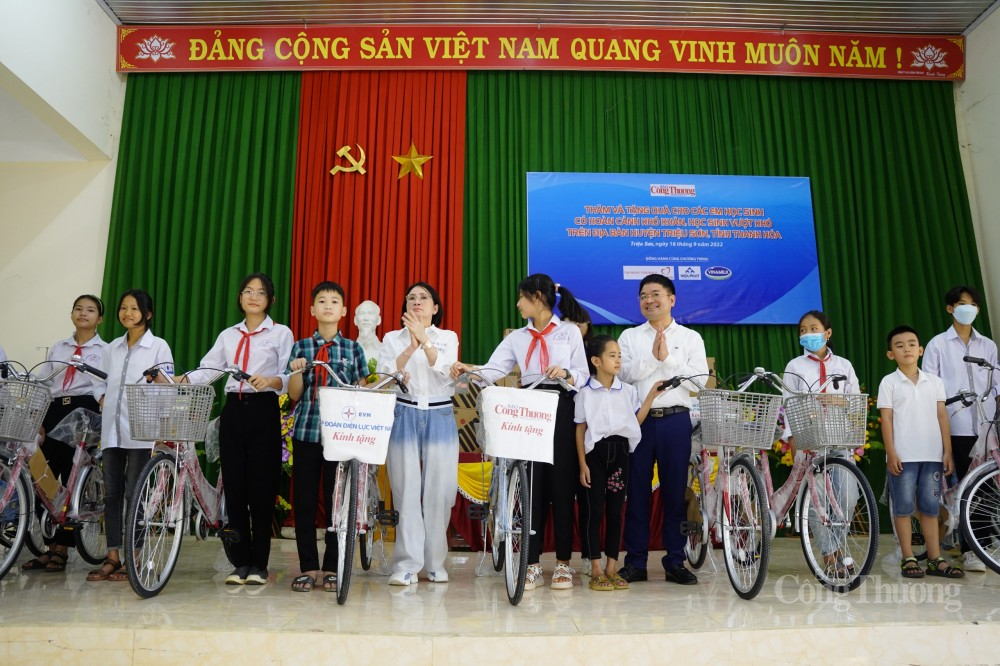 Những chiếc xe đạp "chở niềm vui" đến với học trò vùng sâu tỉnh Thanh Hoá Những chiếc xe đạp "chở niềm vui" đến với học trò vùng sâu tỉnh Thanh Hoá