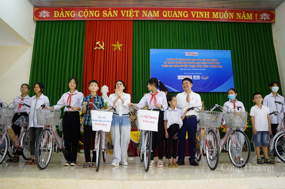 Những chiếc xe đạp "chở niềm vui" đến với học trò vùng sâu tỉnh Thanh Hoá