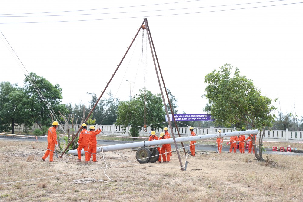 Diễn tập thi công dựng nhanh cột sắt lắp ghép tạm lưới điện trung thế