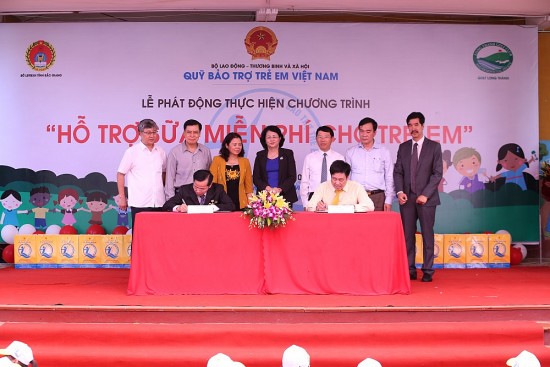 phan dau de moi tre em dac biet kho khan duoc uong sua mien phi