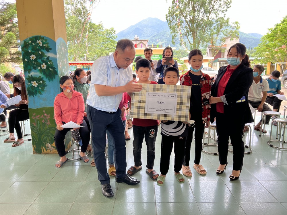 Phấn đấu để mọi trẻ em đặc biệt khó khăn được uống sữa miễn phí