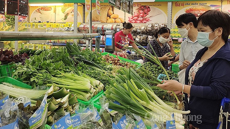 người tiêu dùng mua rau tại siêu thị (ảnh minh họa)
