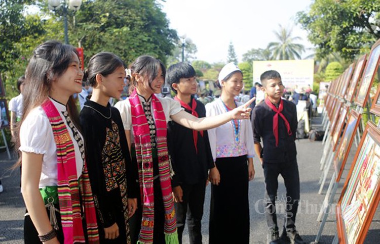 Triển lãm ảnh “Di sản nghệ thuật Xòe Thái Việt Nam”